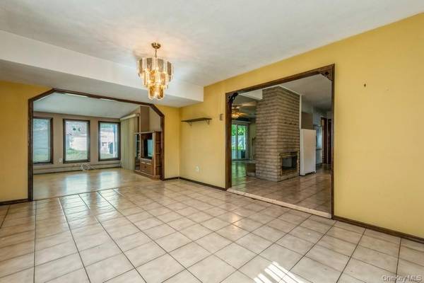 15 Bunker LN, Hicksville, NY 11801