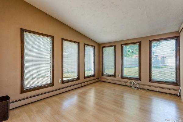 15 Bunker LN, Hicksville, NY 11801