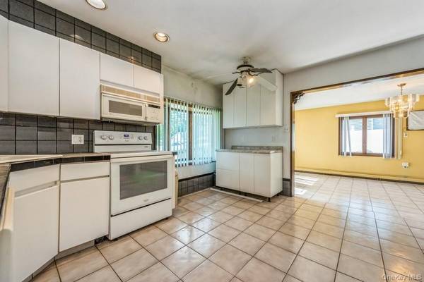 15 Bunker LN, Hicksville, NY 11801