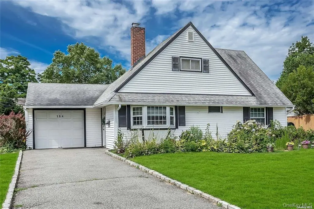 164 Blueberry LN, Hicksville, NY 11801