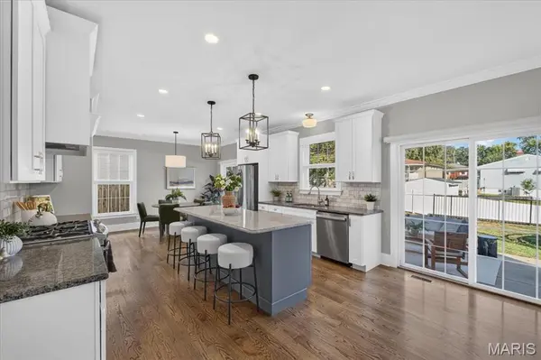926 Twin Pine DR, Des Peres, MO 63131