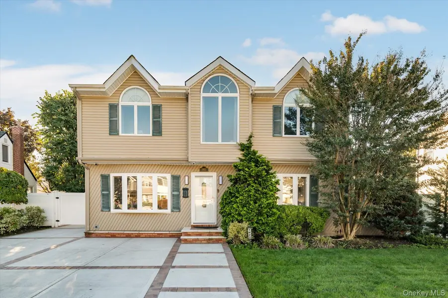 1622 Carla LN, East Meadow, NY 11554