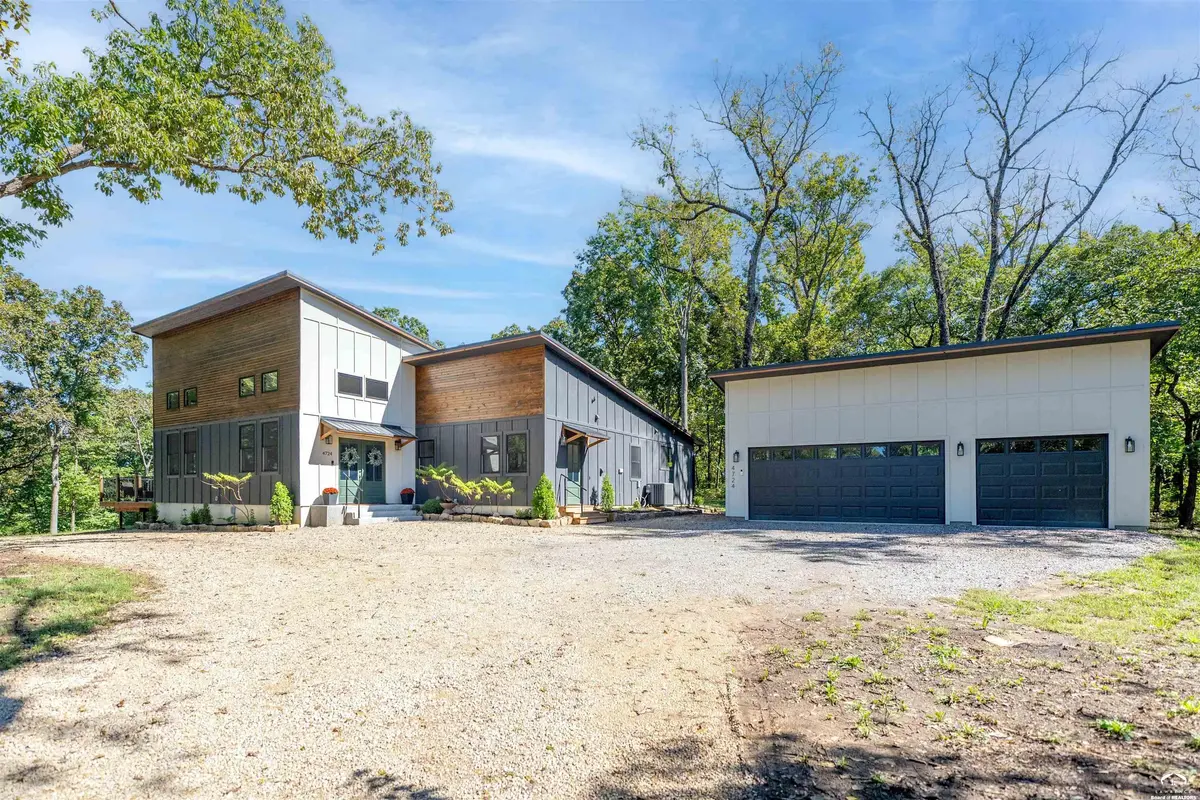 4724 Saratoga DR, Mclouth, KS 66054