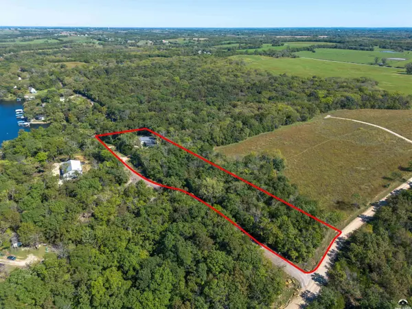 4724 Saratoga DR, Mclouth, KS 66054