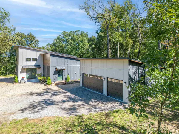 4724 Saratoga DR, Mclouth, KS 66054