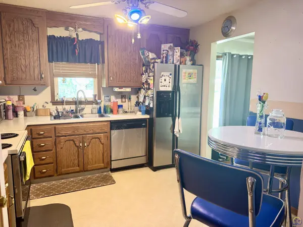 2134 SE 38th CIR, Topeka, KS 66609