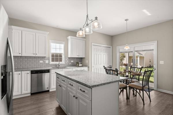 807 Alexandra LN, Yorkville, IL 60560