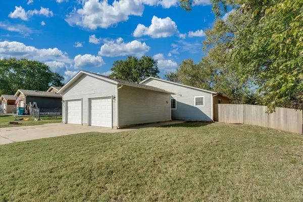 328 E Deer Creek Dr, Rose Hill, KS 67133-9399