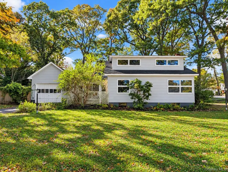 8 Larch RD, Rocky Point, NY 11778