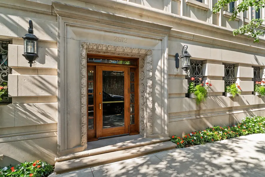 2912 N Commonwealth AVE #5A, Chicago, IL 60657