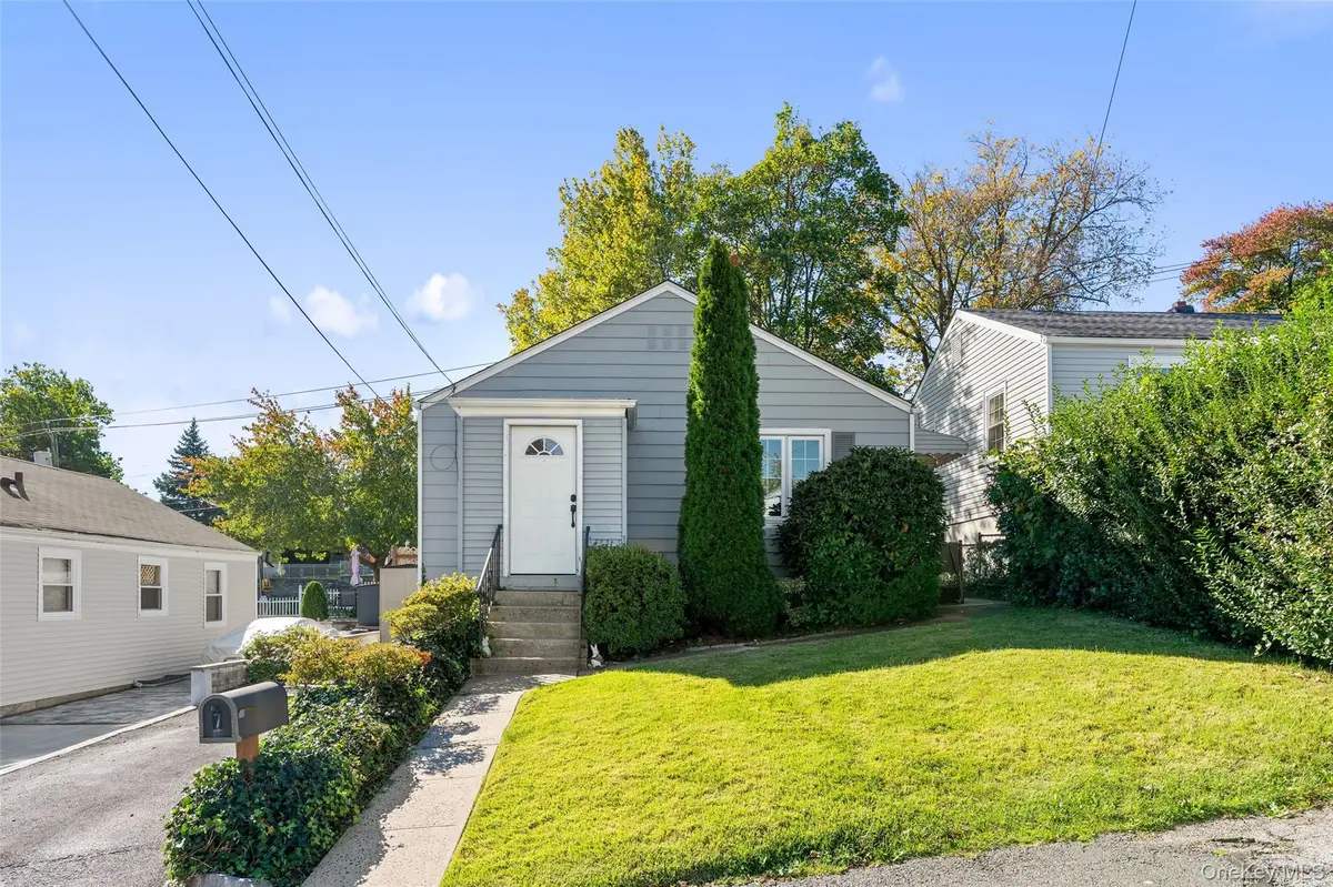 7 Floral LN, Yonkers, NY 10703