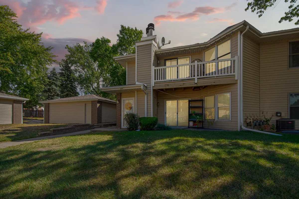 1042 E Travelers TRL, Burnsville, MN 55337
