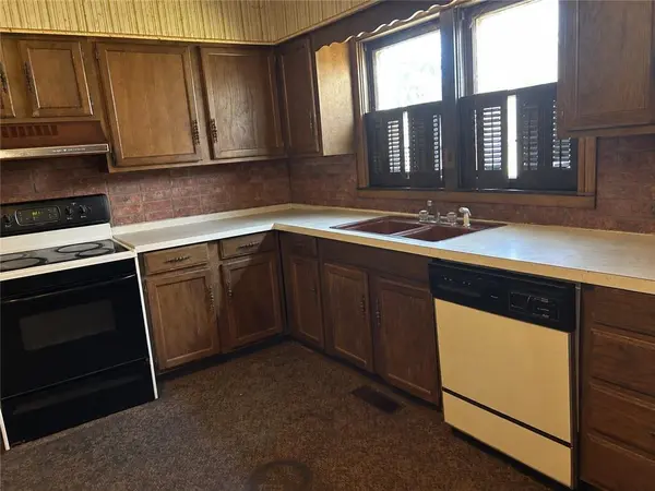 604 W 6th ST, Coffeyville, KS 67337