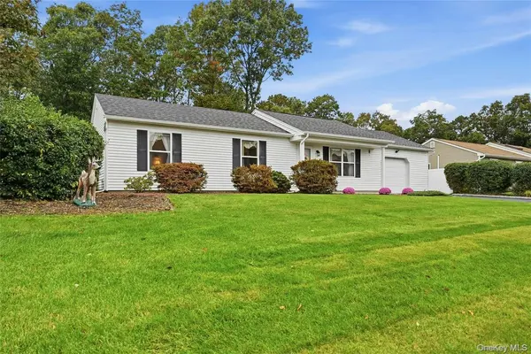 6 Evelyn CT, Manorville, NY 11949