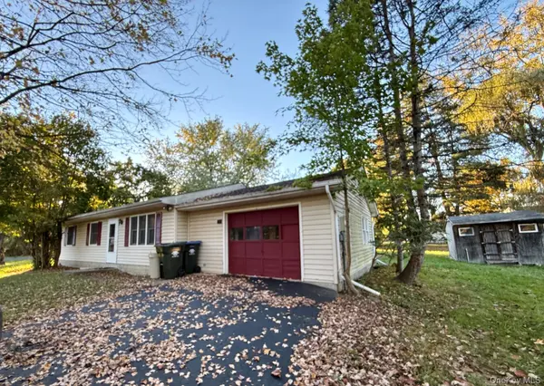 3 Edward DR, Pine Bush, NY 12566