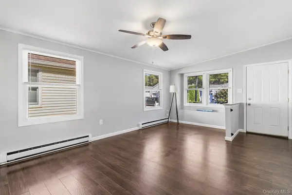 5115 Village CIR, Manorville, NY 11949