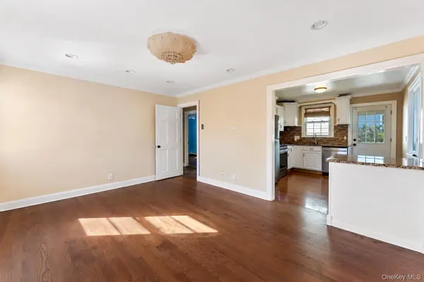 7 Floral LN, Yonkers, NY 10703