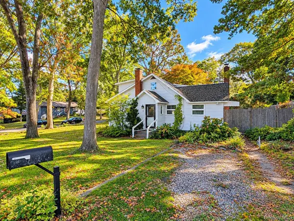 8 Larch RD, Rocky Point, NY 11778