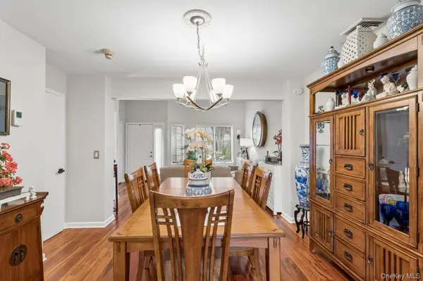 11 Oakmont LN, Bay Shore, NY 11706