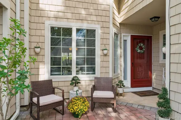 11 Oakmont LN, Bay Shore, NY 11706