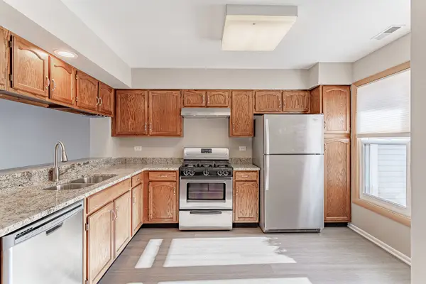 279 University LN, Elk Grove Village, IL 60007