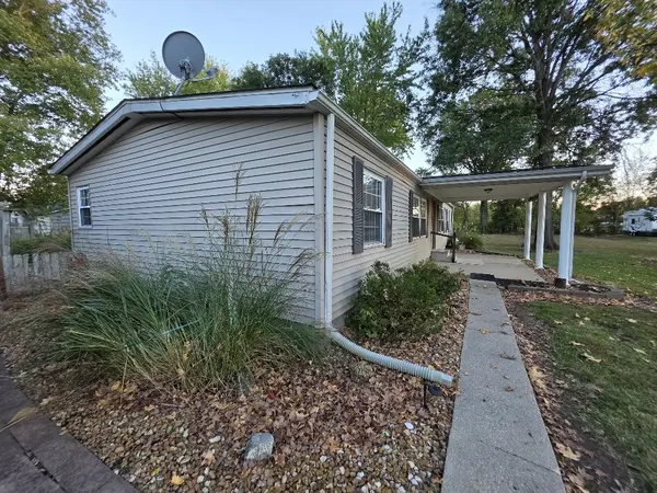 119 W Galaxy DR, Woodlawn, IL 62898