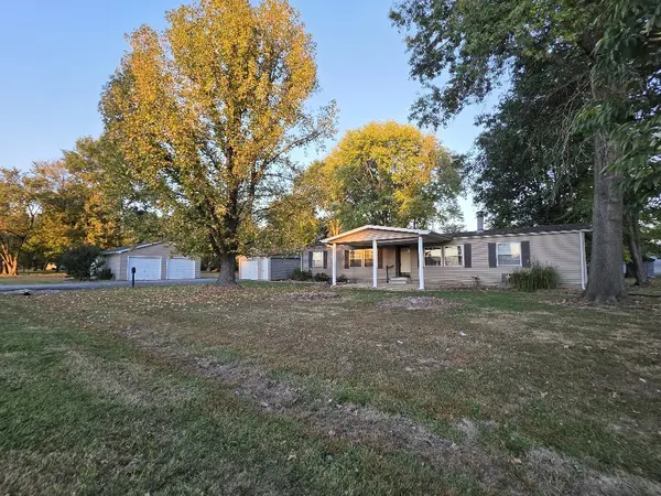 119 W Galaxy DR, Woodlawn, IL 62898