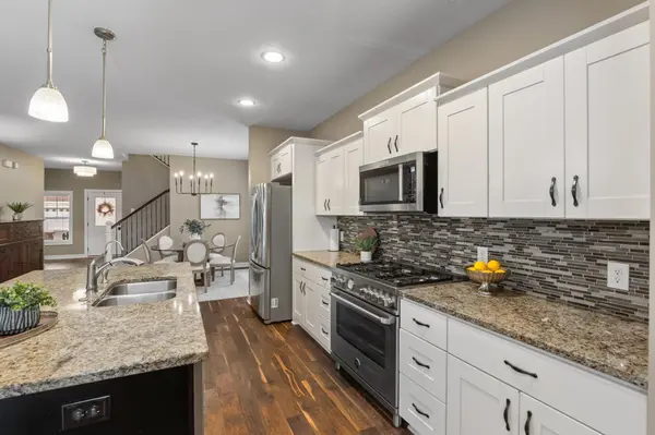 9060 Degler CIR, Chanhassen, MN 55317