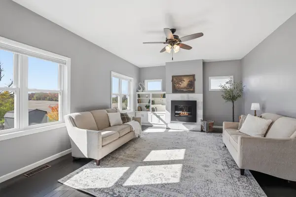 956 Farmers Ridge TRL, Belle Plaine, MN 56011