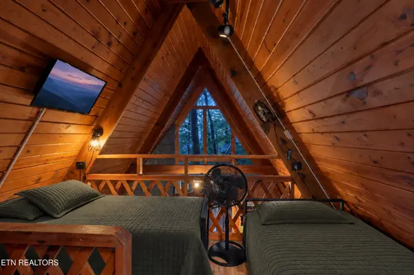 1161 Ski Mountain Rd, Gatlinburg, TN 37738