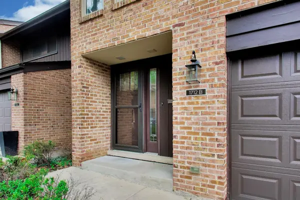 1712 Wildberry DR #B, Glenview, IL 60025