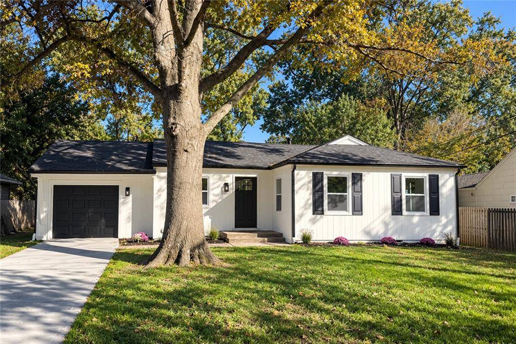 7907 Reinhardt LN, Prairie Village, KS 66204