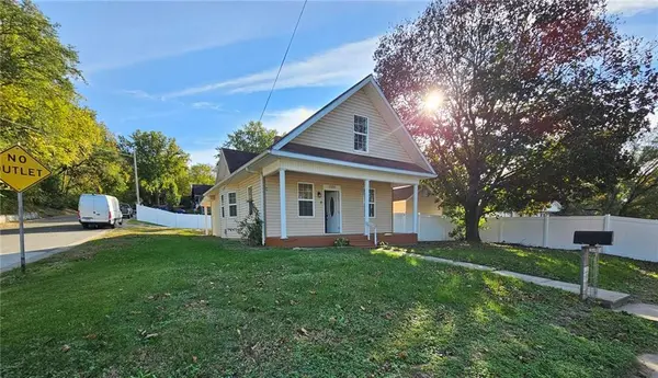 1324 Hickory ST, St Joseph, MO 64503