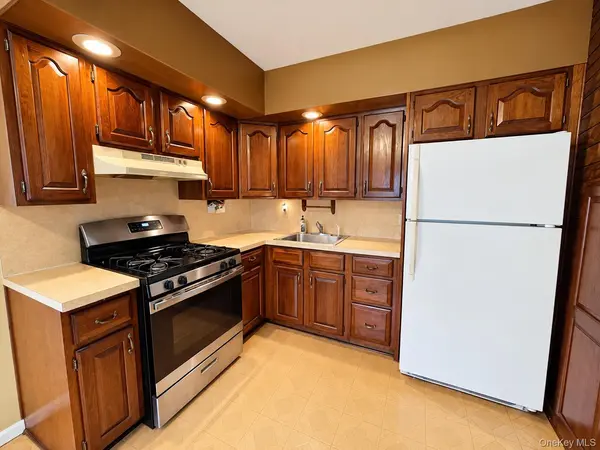 380 Gates AVE, Lindenhurst, NY 11757