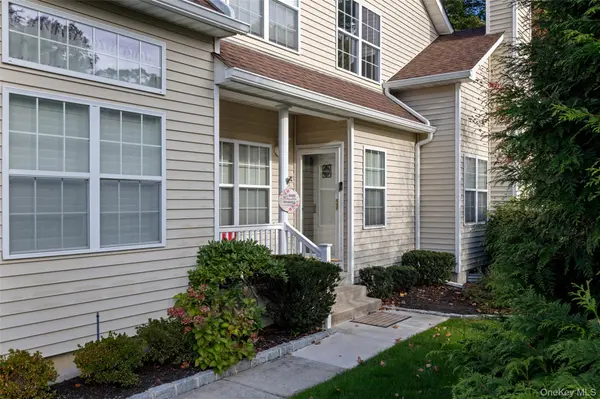 120 Kettles LN, Medford, NY 11763