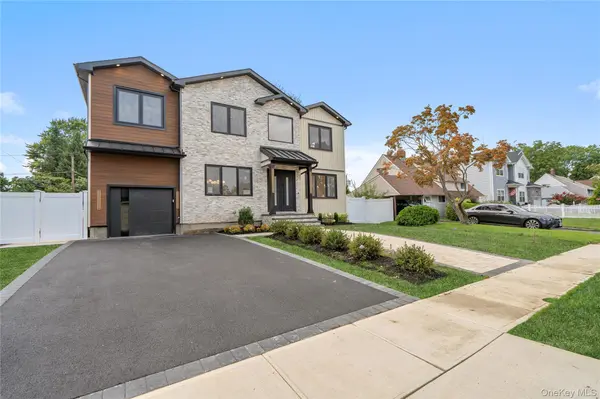 30 Hedge LN, Westbury, NY 11590
