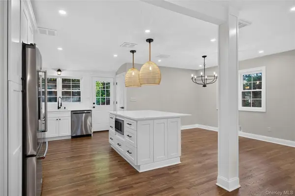 17 Peacock LN, Commack, NY 11725