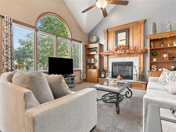 1718 Aspen LN, Excelsior Springs, MO 64024