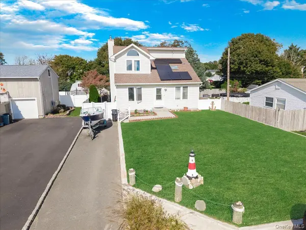 9 Lombardy DR, Shirley, NY 11967