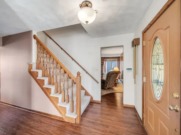 1011 Iroquois DR, Elgin, IL 60123