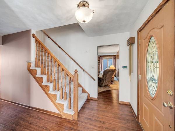 1011 Iroquois DR, Elgin, IL 60123