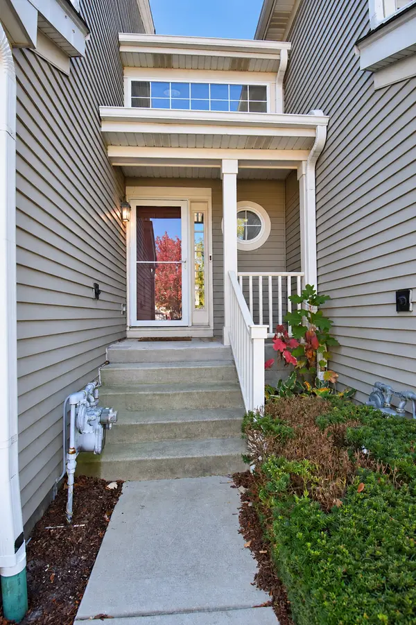 53 Stonegate LN, Streamwood, IL 60107
