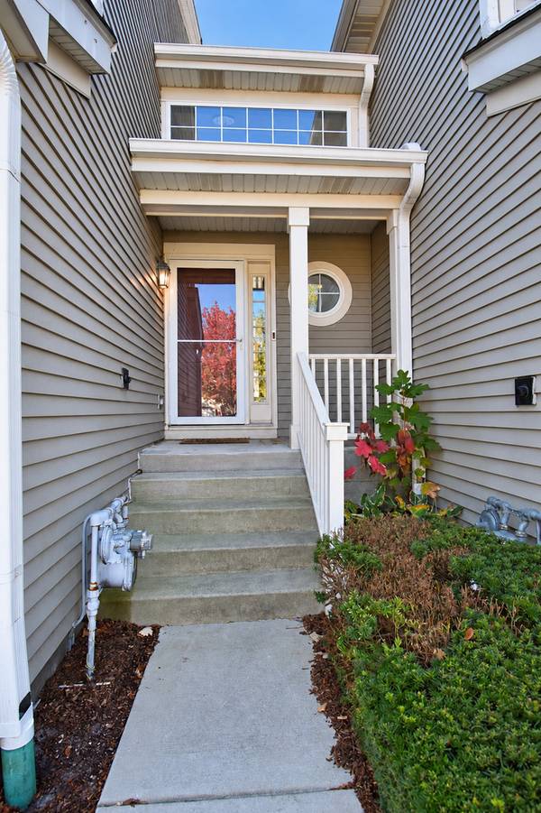 53 Stonegate LN, Streamwood, IL 60107