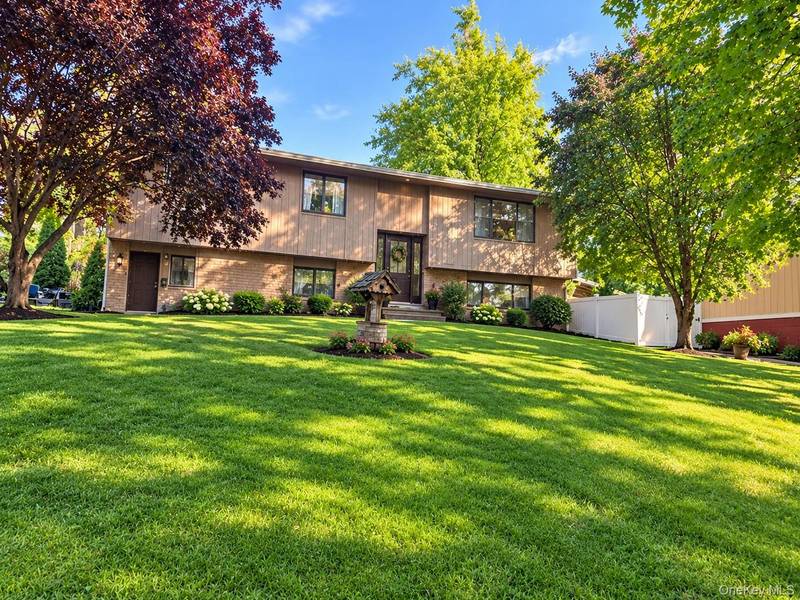 101 Pomander DR, White Plains, NY 10607