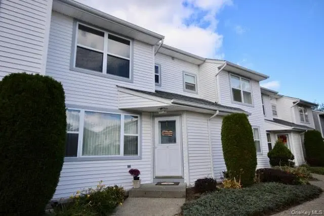 21 Lancaster CT, Nanuet, NY 10954