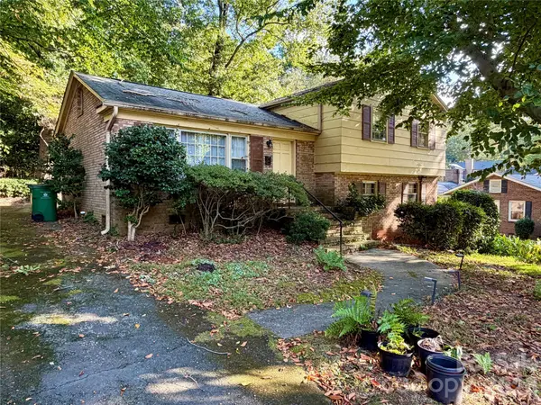 6207 Colchester PL, Charlotte, NC 28210