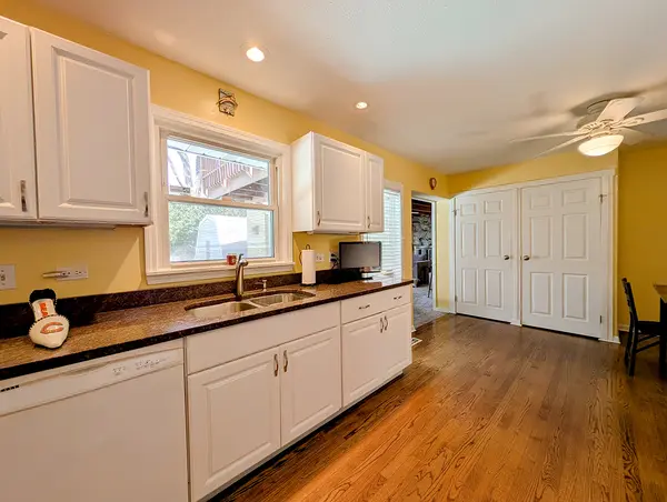 910 E Cherry LN, Arlington Heights, IL 60004