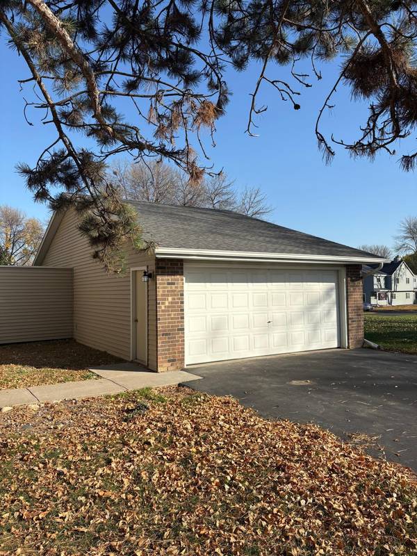 9458 Ranchview LN N, Maple Grove, MN 55369