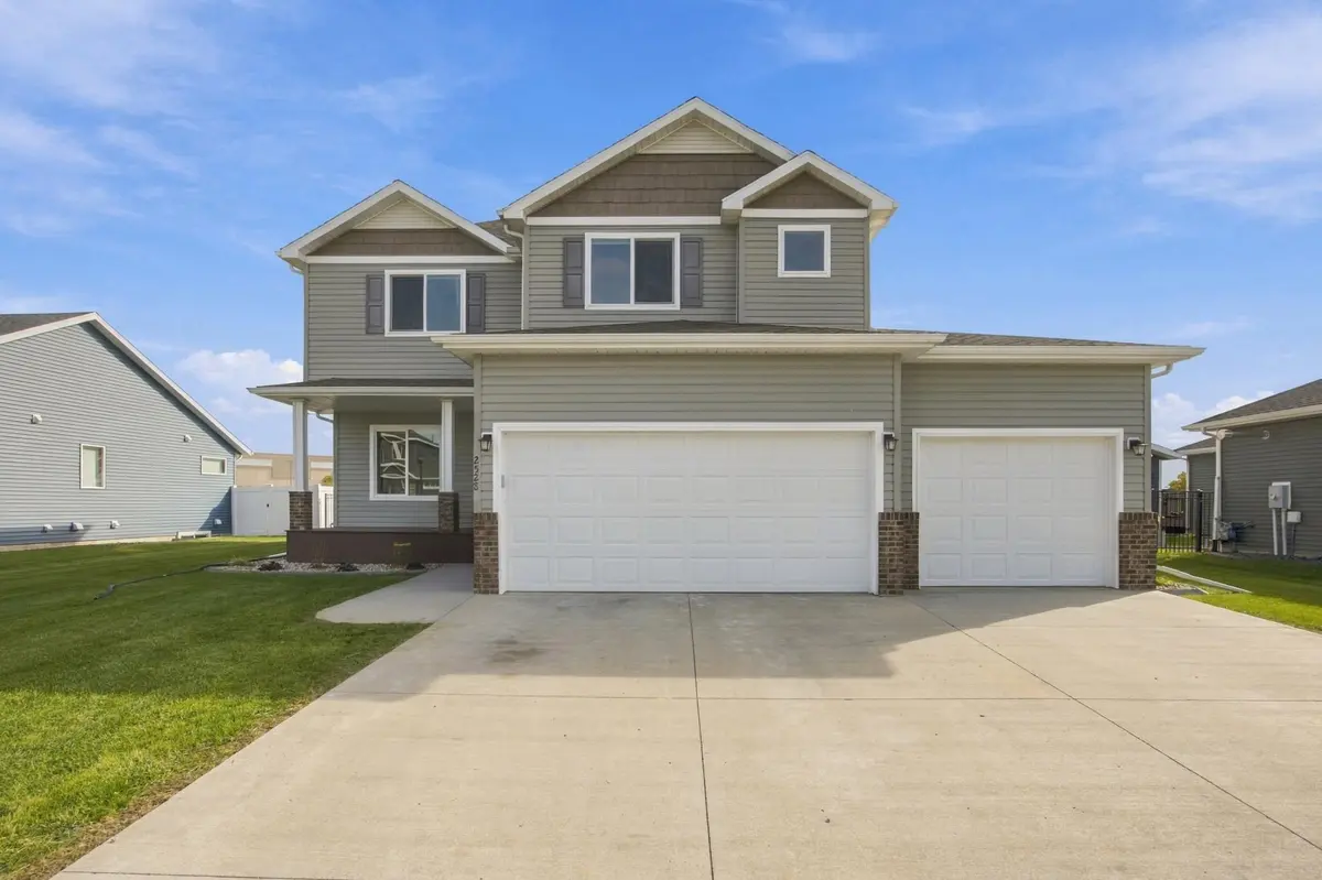 2528 N Pond DR E, West Fargo, ND 58078
