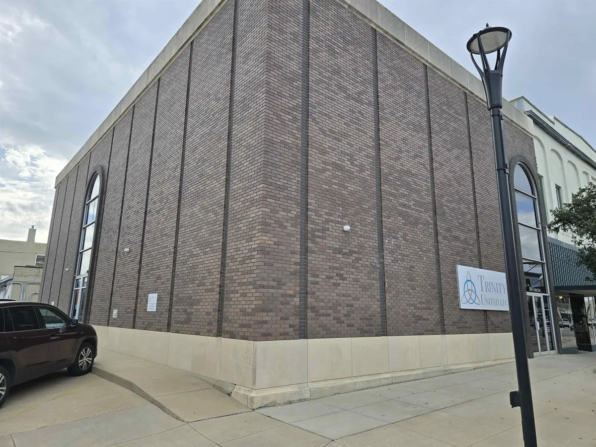 104 E Iron, Salina, KS 67401